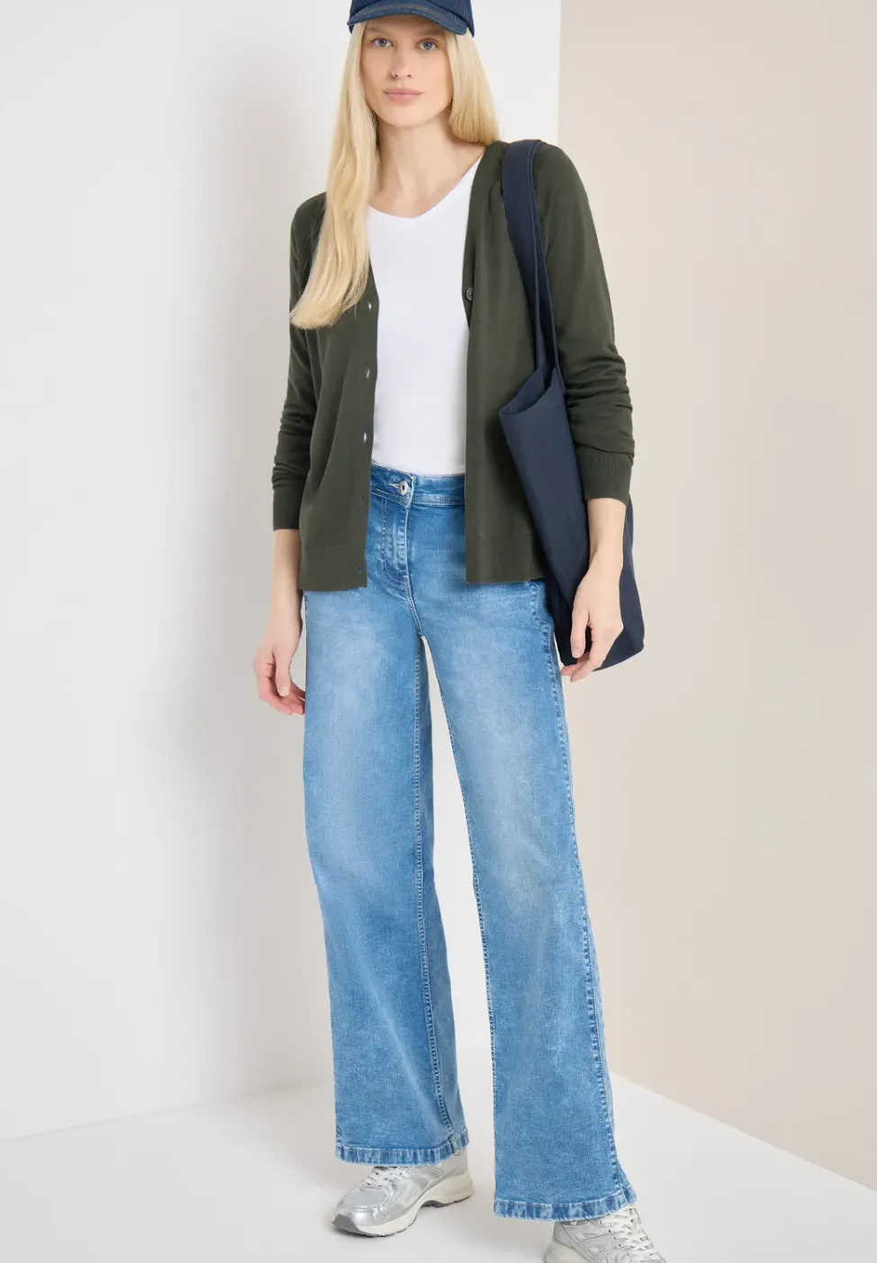 Basic Cardigan mit V-Neck und Knöpfen