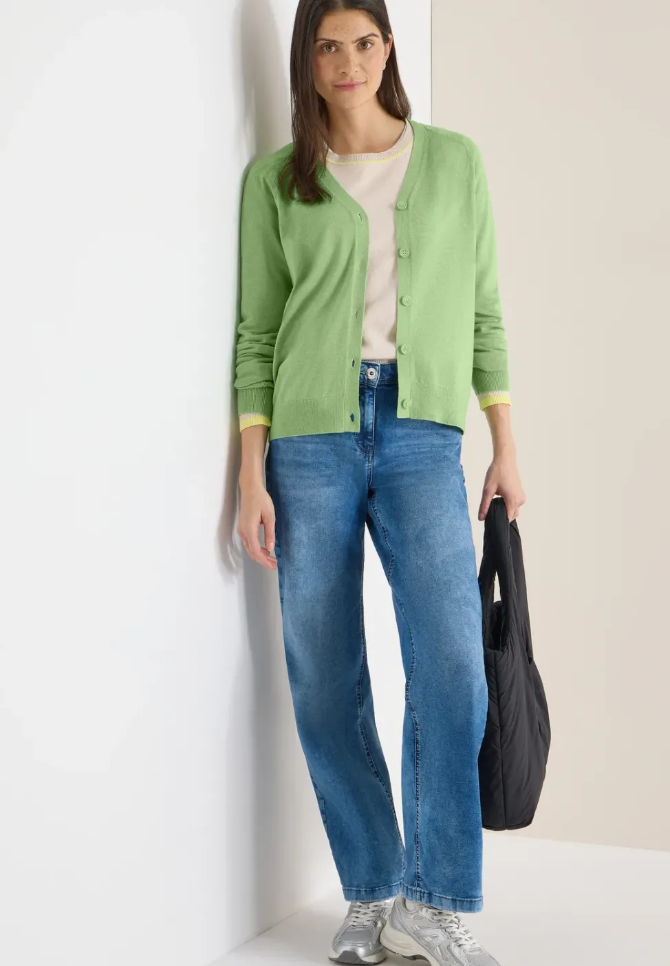 Basic Cardigan mit V-Neck und Knöpfen
