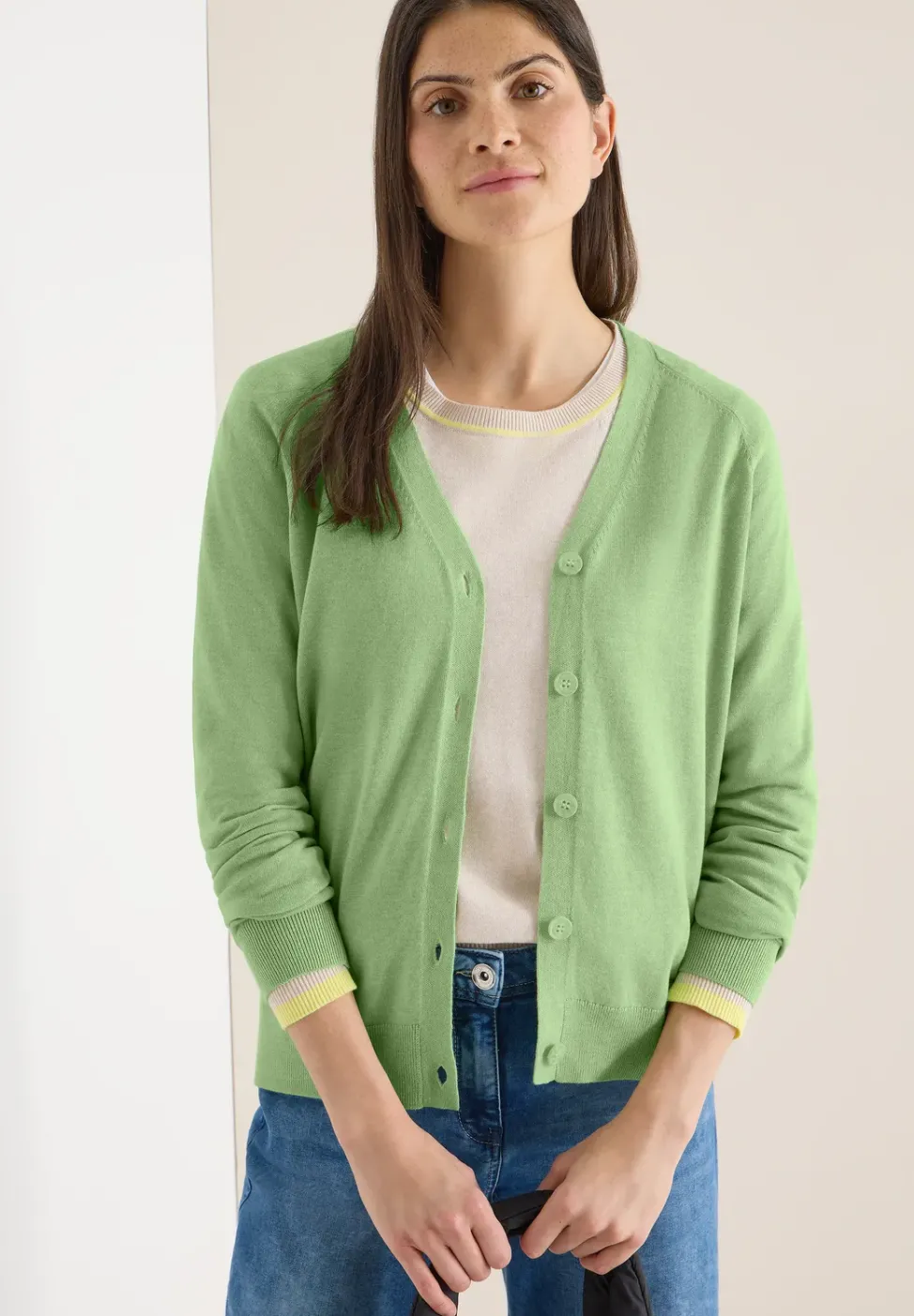 Basic Cardigan mit V-Neck und Knöpfen