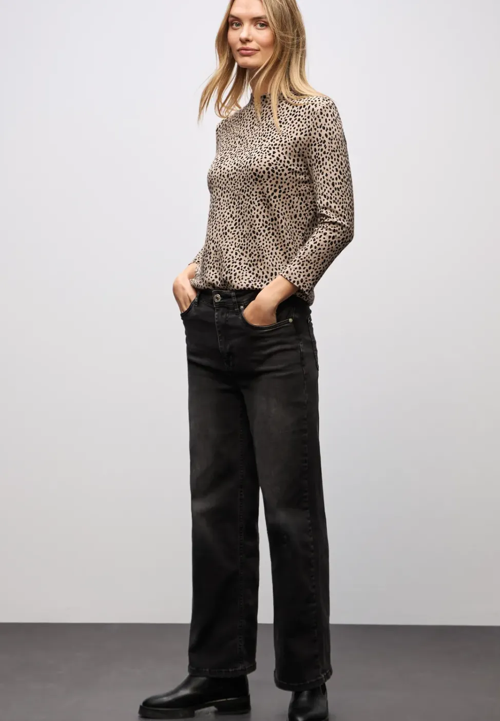 Basic Leo Turtleneck Shirt