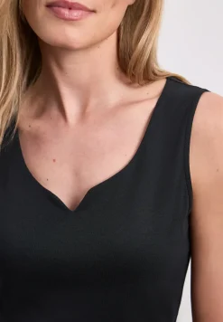 Basic Top mit Herzausschnitt