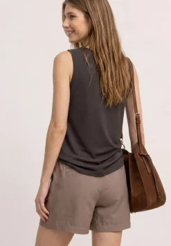 Basic Top mit Herzausschnitt