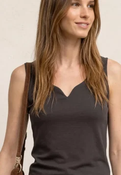 Basic Top mit Herzausschnitt