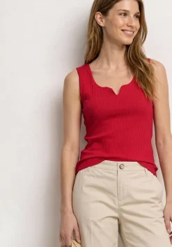 Basic Top mit Herzausschnitt