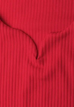 Basic Top mit Herzausschnitt