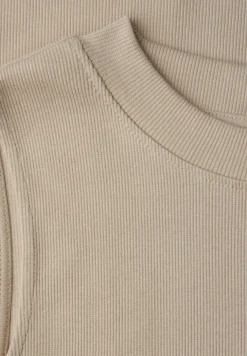 Basic Top mit Rippstruktur