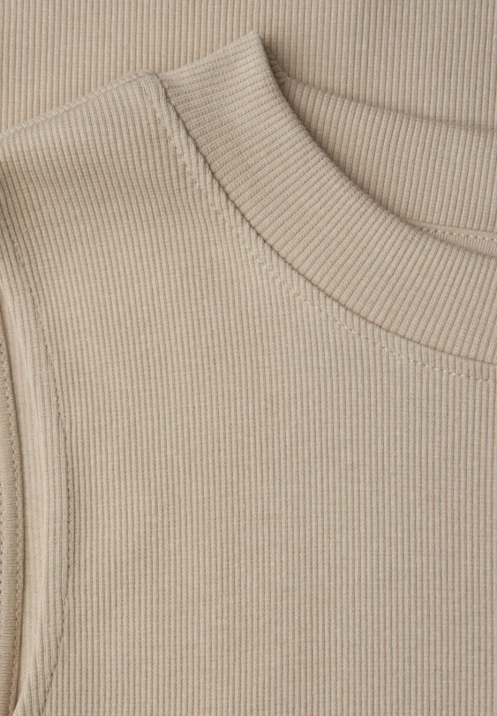 Basic Top mit Rippstruktur