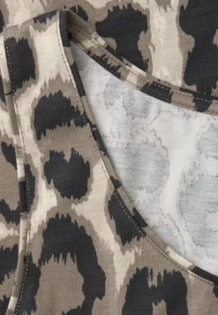Basic Top mit Rundhals im Leo-Muster
