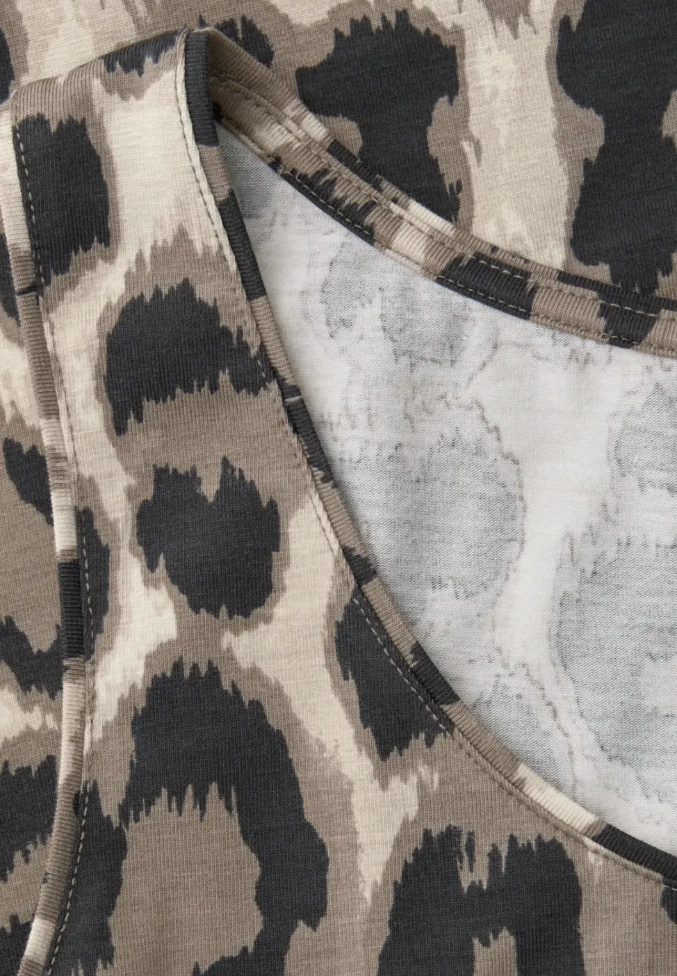 Basic Top mit Rundhals im Leo-Muster