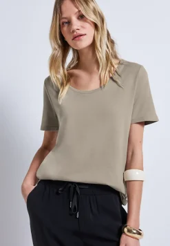 Basic T-Shirt