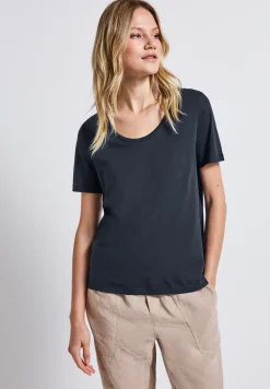 Basic T-Shirt