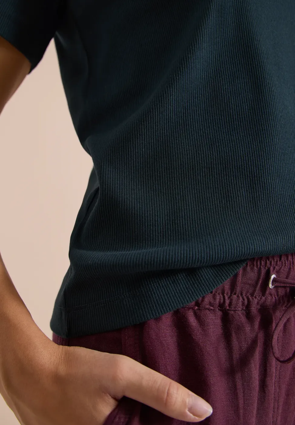 Basic T-Shirt in Rippstruktur