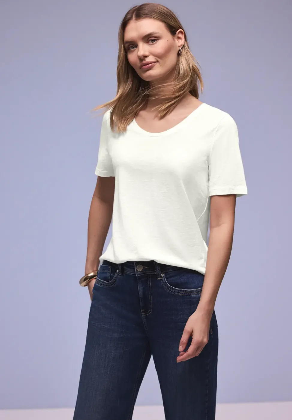 Basic T-Shirt mit gerundetem V-Neck