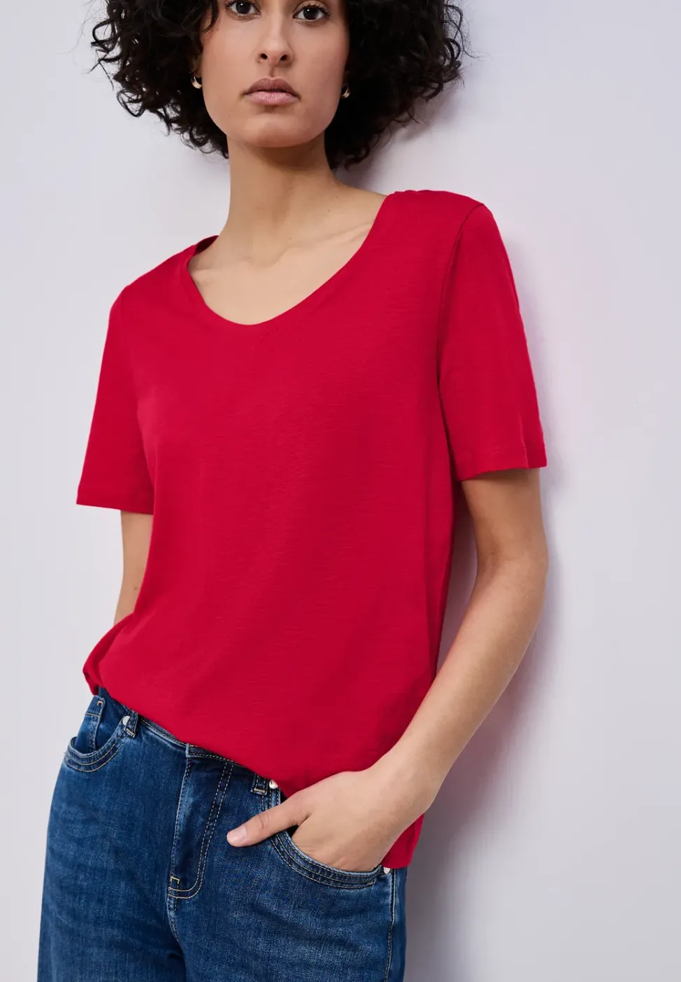 Basic T-Shirt mit gerundetem V-Neck
