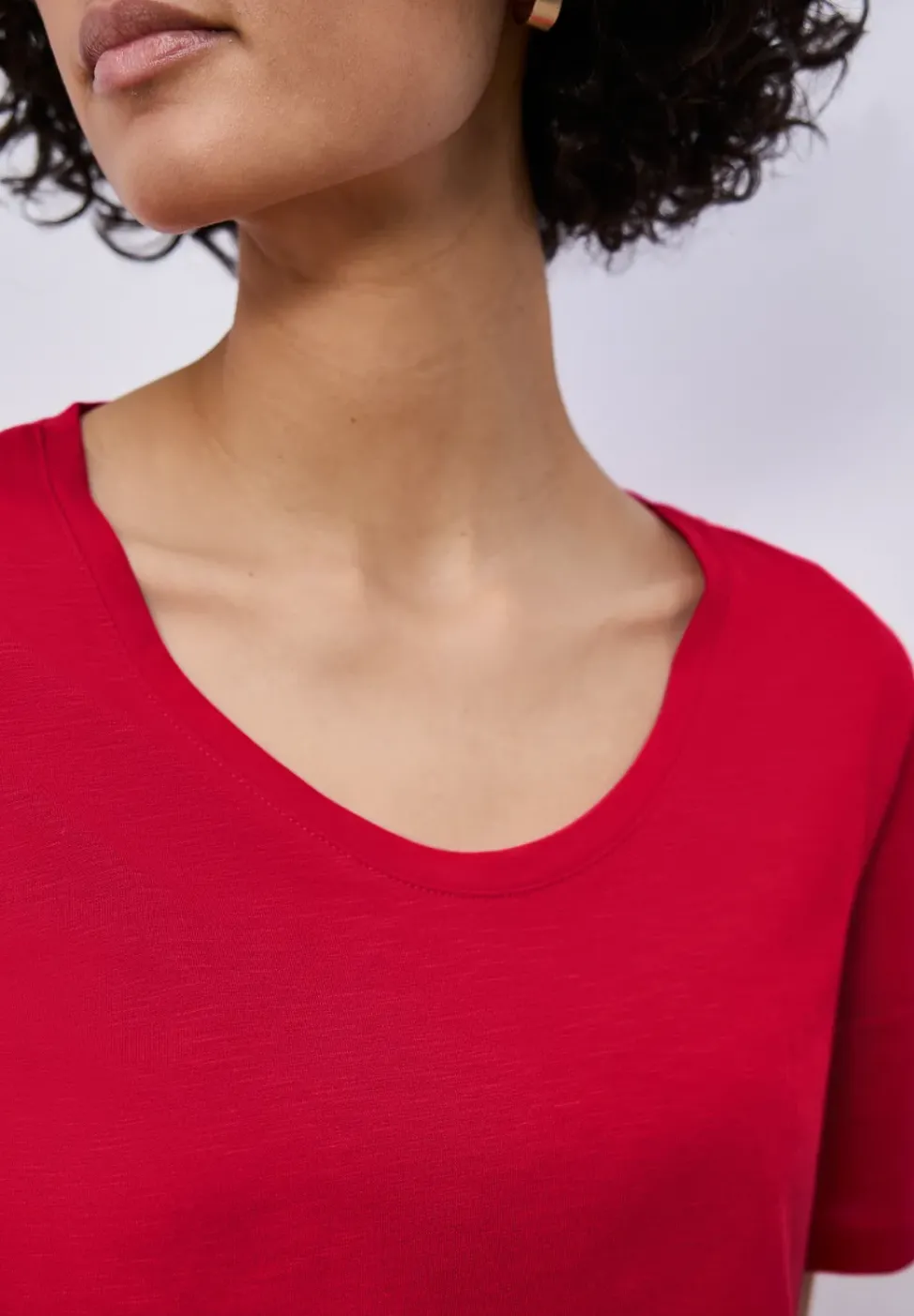 Basic T-Shirt mit gerundetem V-Neck