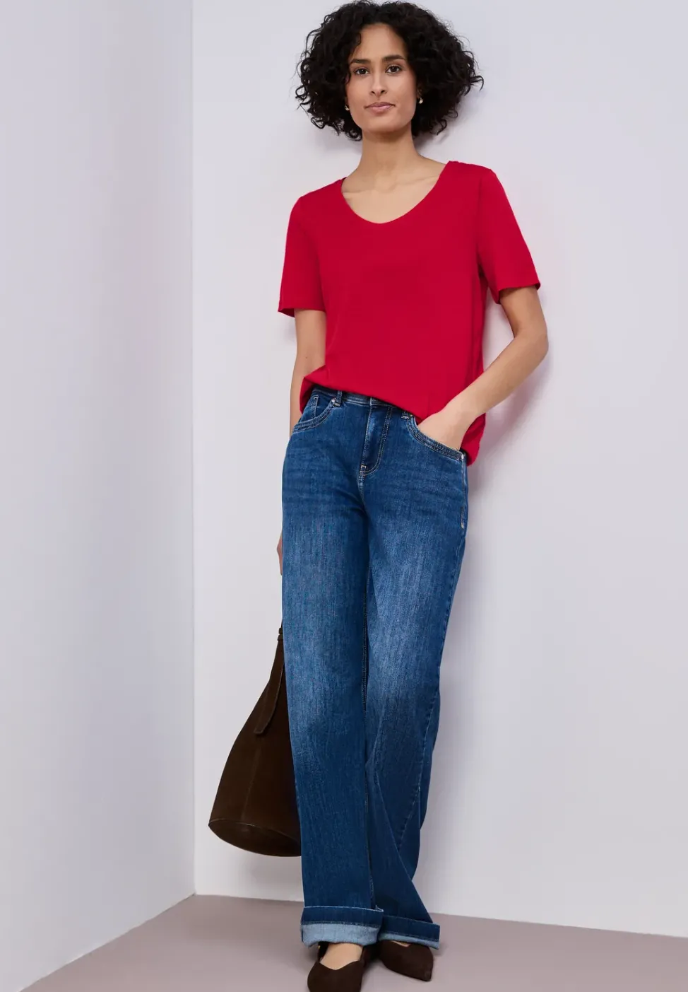 Basic T-Shirt mit gerundetem V-Neck
