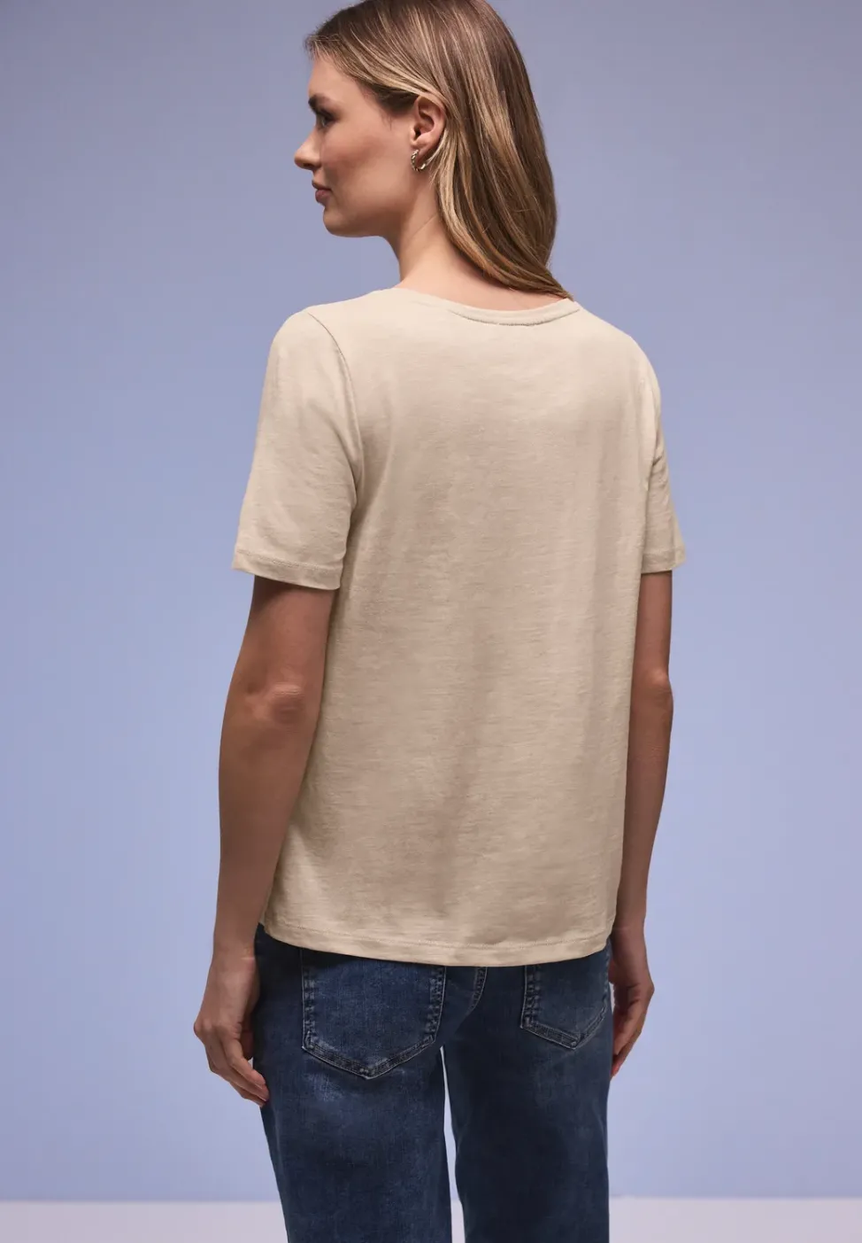 Basic T-Shirt mit gerundetem V-Neck
