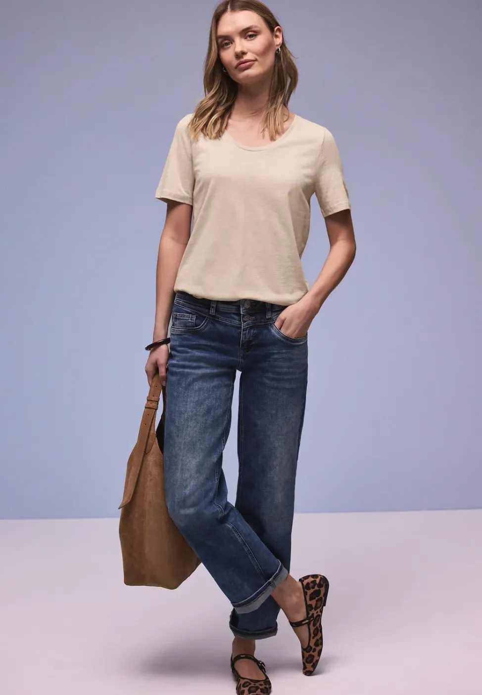 Basic T-Shirt mit gerundetem V-Neck