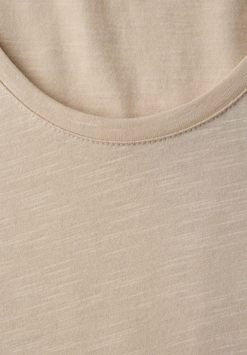 Basic T-Shirt mit gerundetem V-Neck