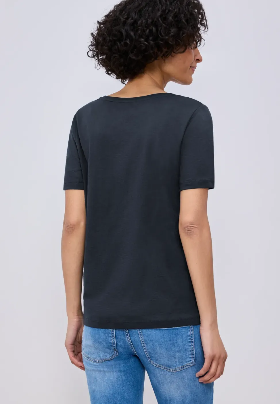 Basic T-Shirt mit gerundetem V-Neck