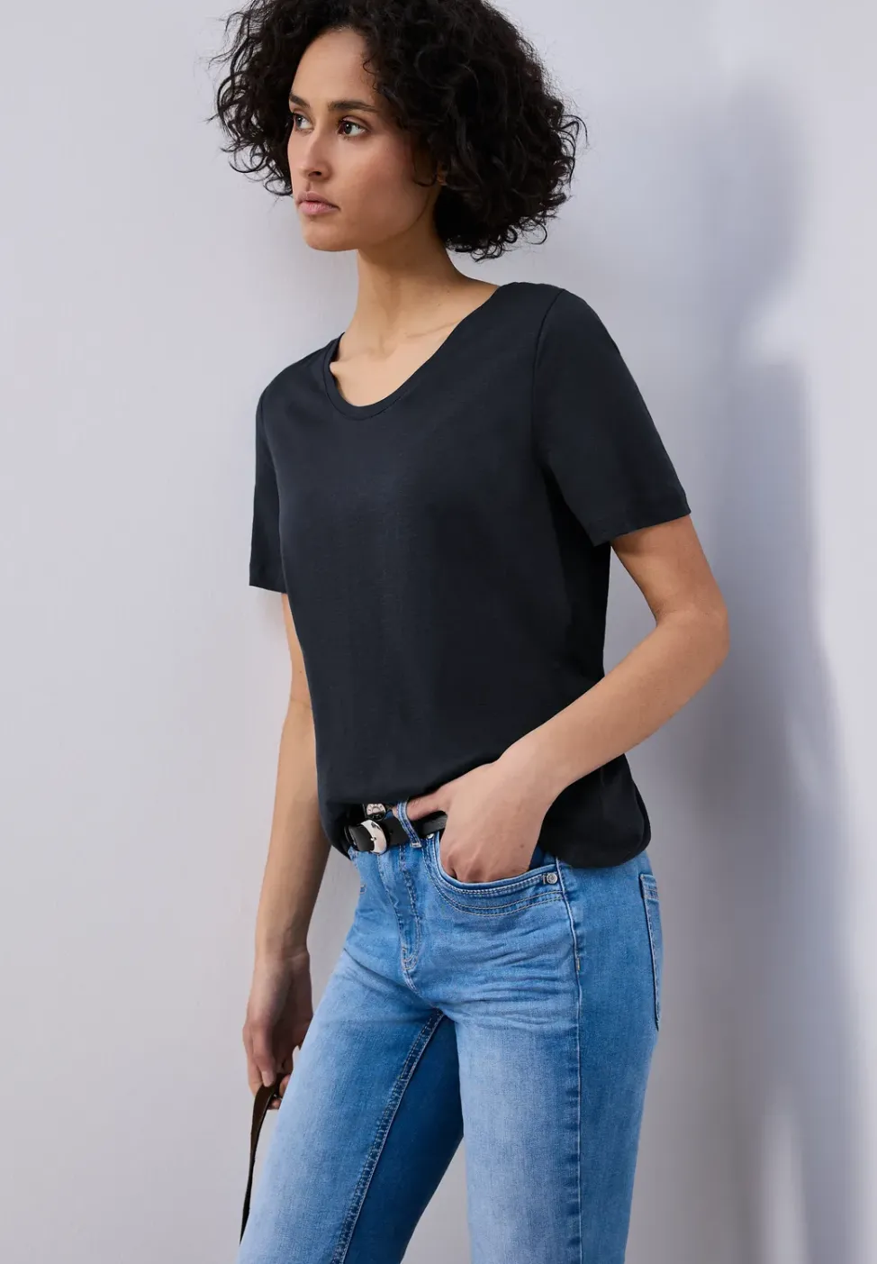 Basic T-Shirt mit gerundetem V-Neck