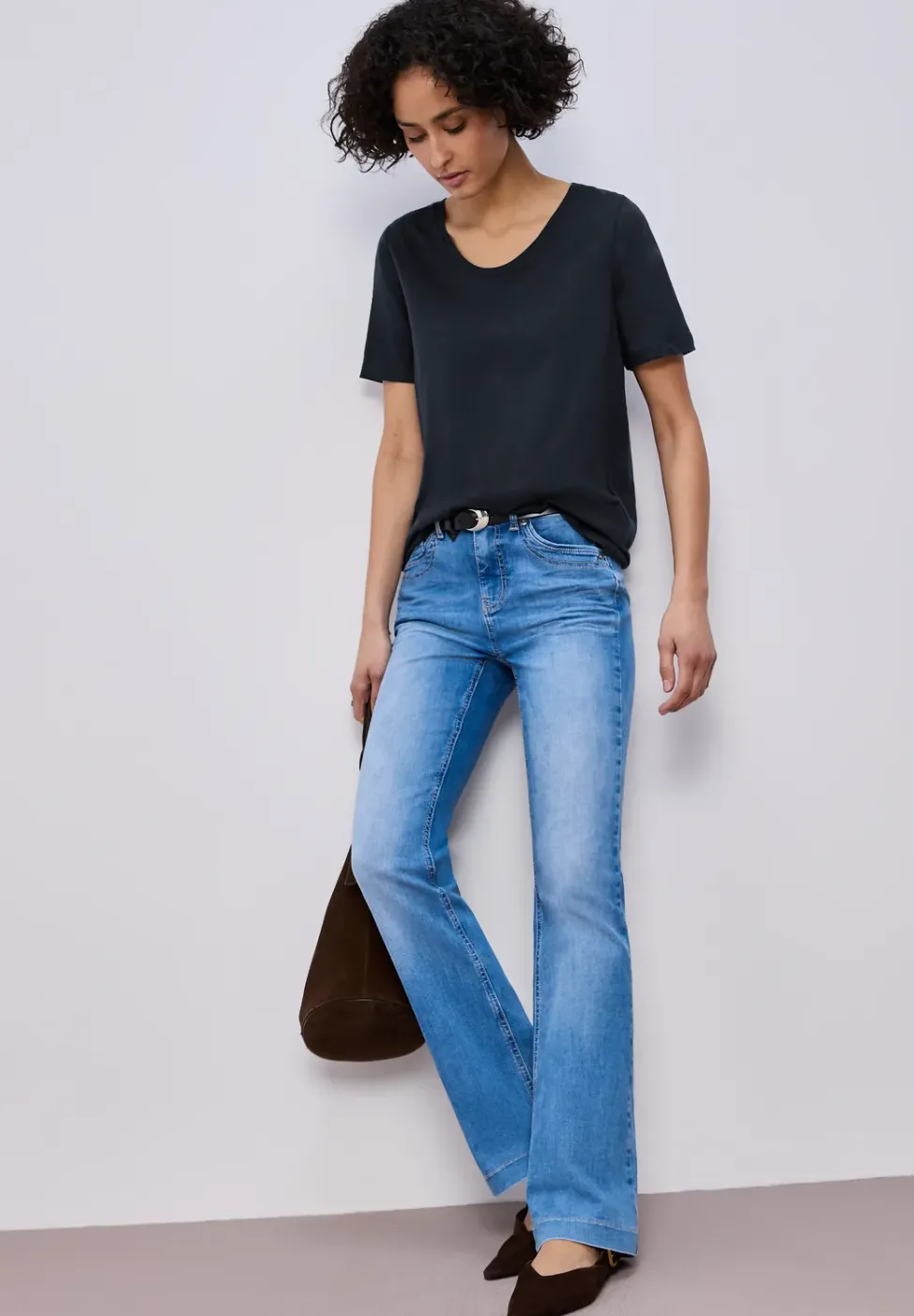 Basic T-Shirt mit gerundetem V-Neck