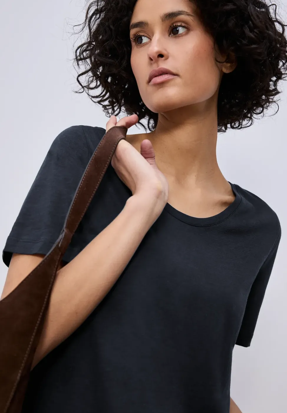 Basic T-Shirt mit gerundetem V-Neck