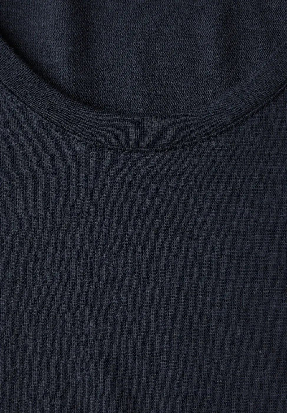 Basic T-Shirt mit gerundetem V-Neck