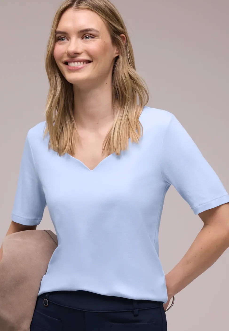 Basic T-Shirt mit Herzausschnitt