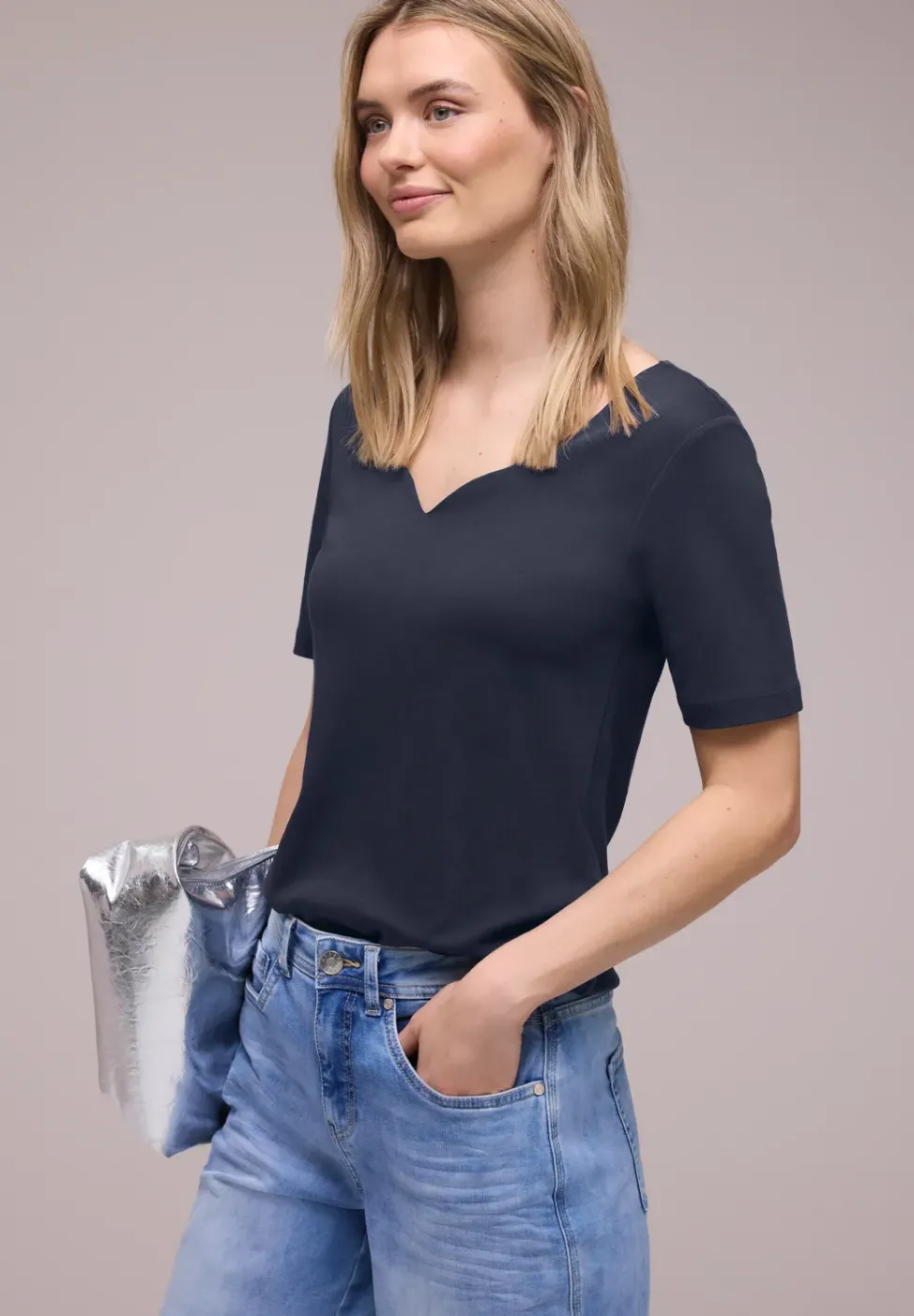 Basic T-Shirt mit Herzausschnitt