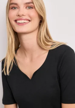 Basic T-Shirt mit Herzausschnitt
