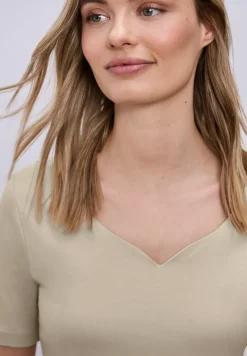 Basic T-Shirt mit Herzausschnitt