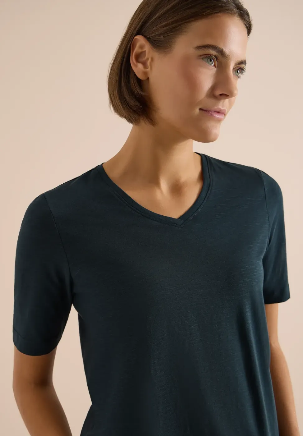 Basic T-Shirt mit Kurzarm und V-Neck