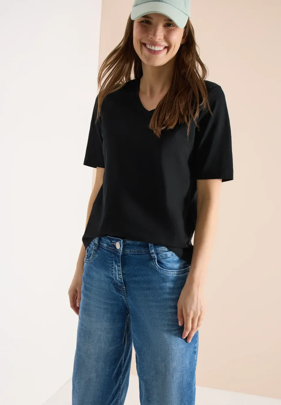 Basic T-Shirt mit Kurzarm und V-Neck