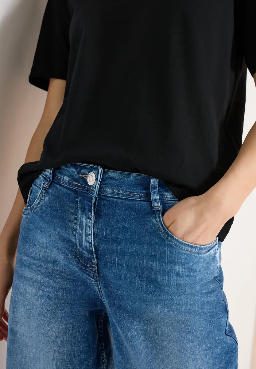 Basic T-Shirt mit Kurzarm und V-Neck