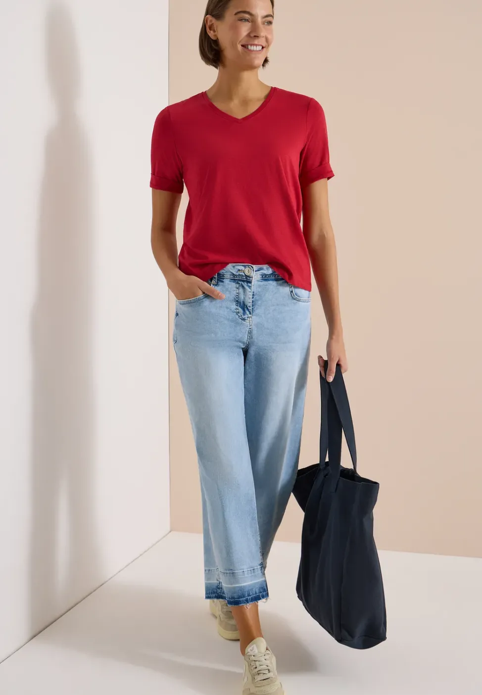 Basic T-Shirt mit Kurzarm und V-Neck