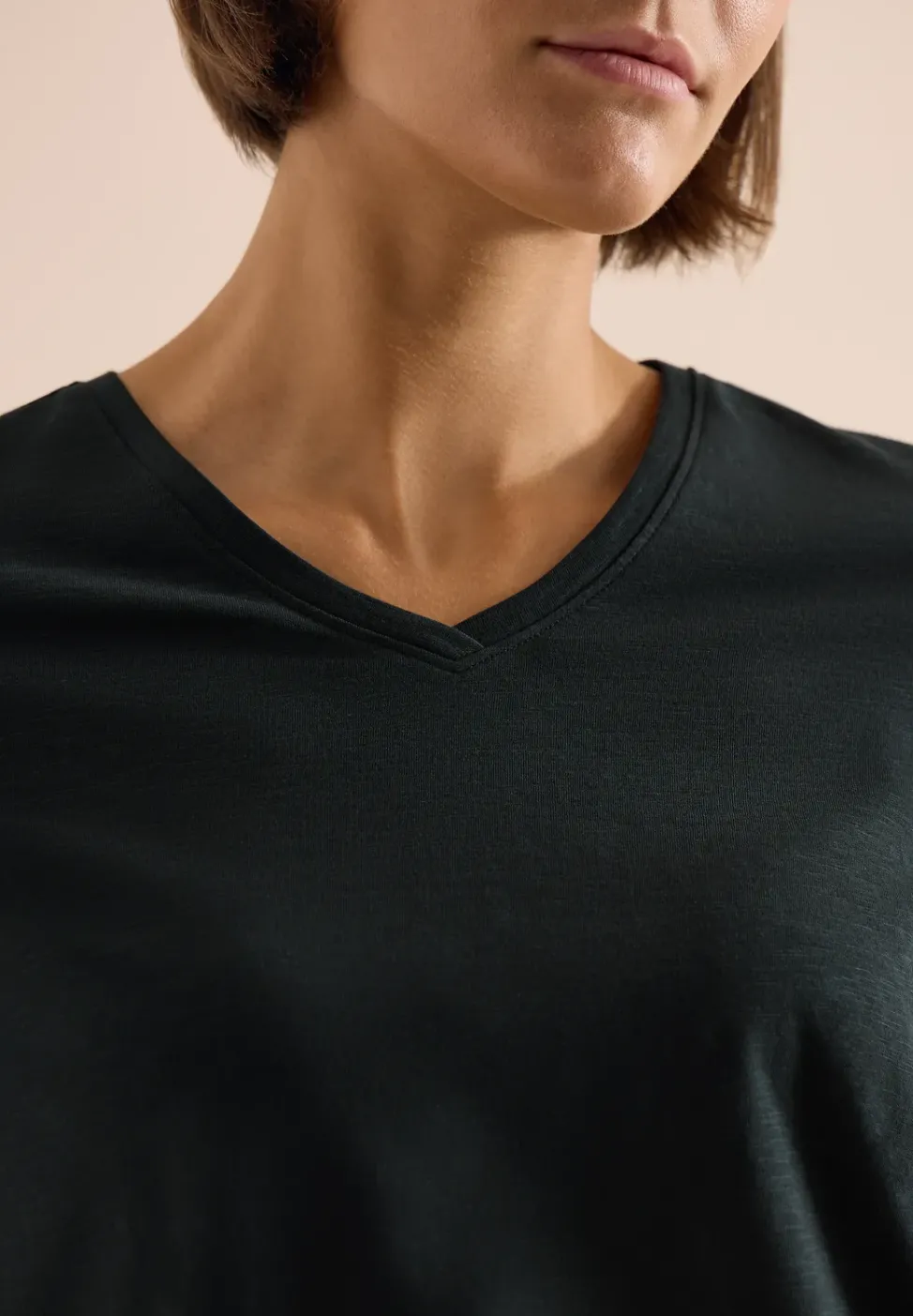 Basic T-Shirt mit Kurzarm und V-Neck