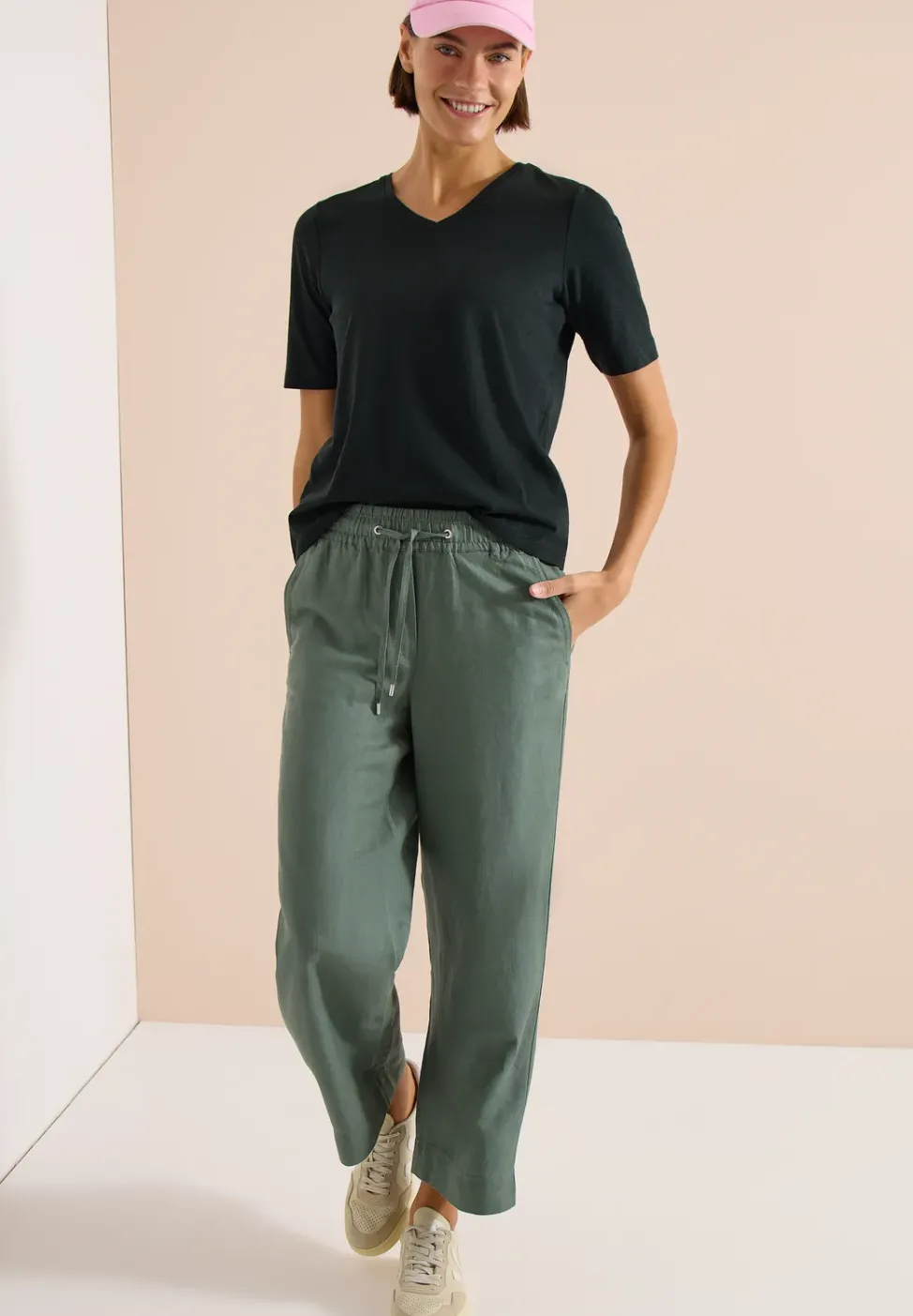 Basic T-Shirt mit Kurzarm und V-Neck