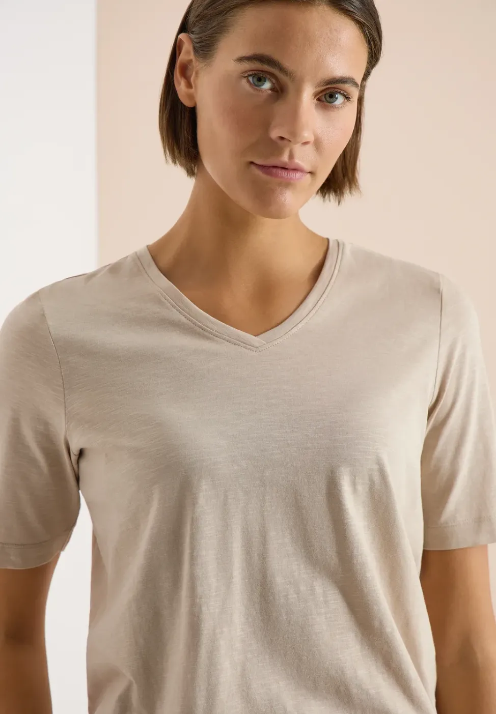 Basic T-Shirt mit Kurzarm und V-Neck