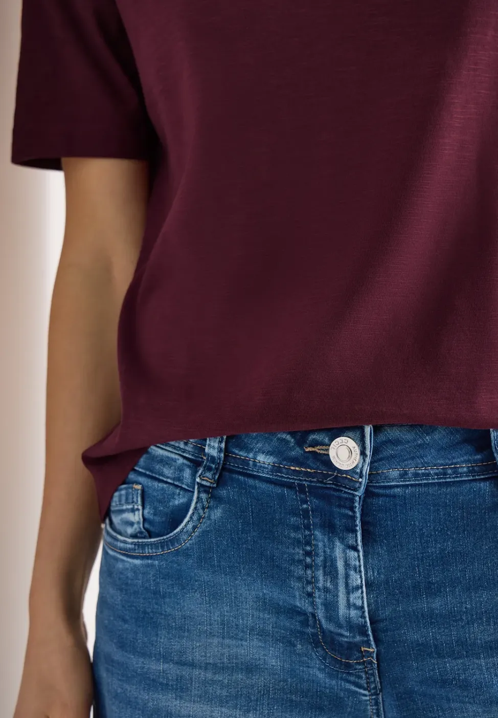 Basic T-Shirt mit Kurzarm und V-Neck