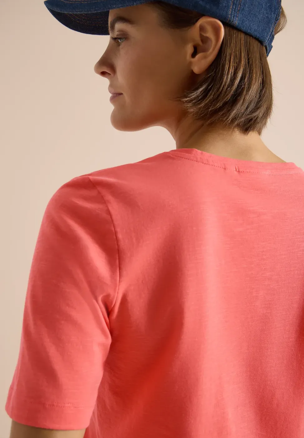 Basic T-Shirt mit Kurzarm und V-Neck
