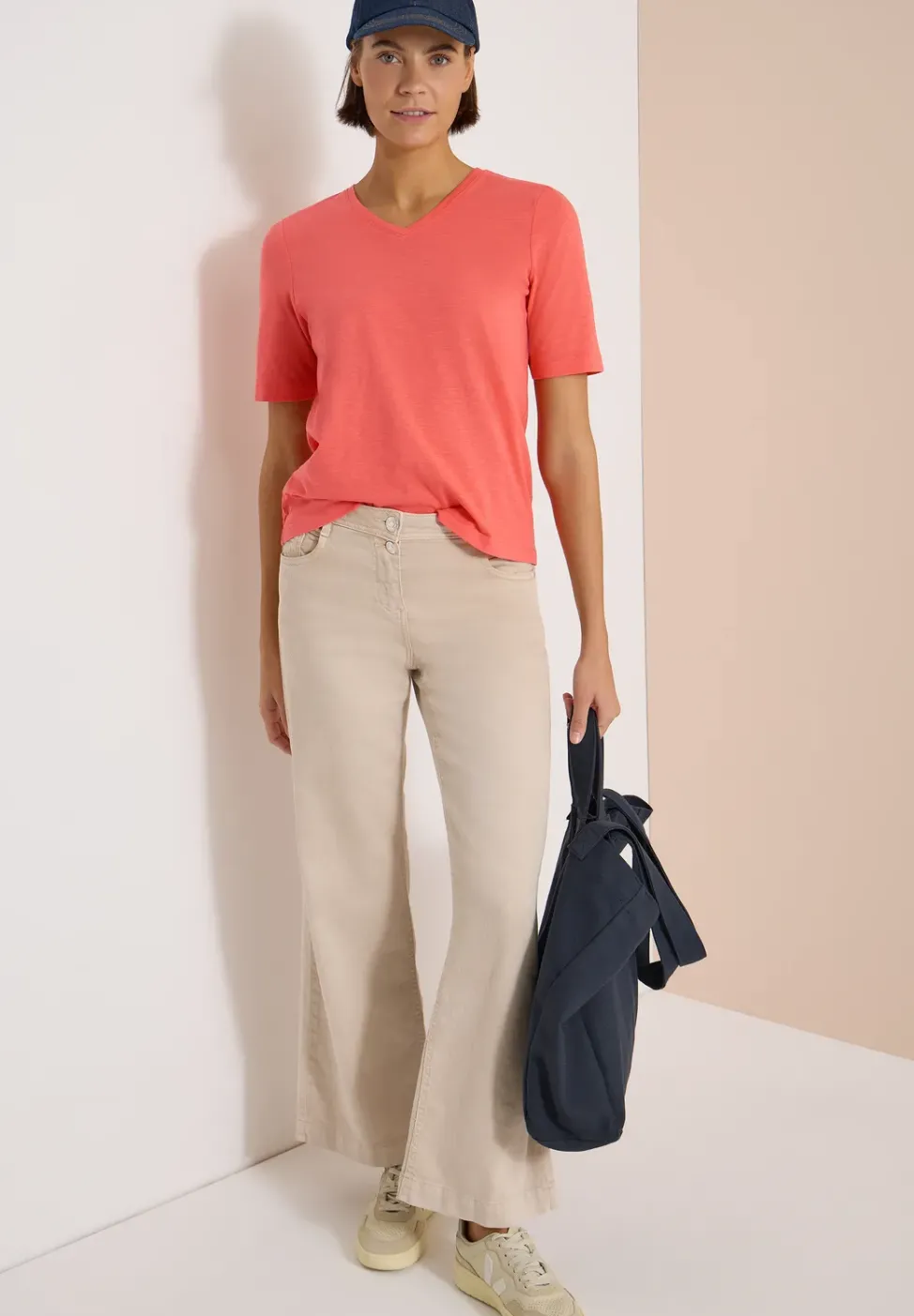 Basic T-Shirt mit Kurzarm und V-Neck