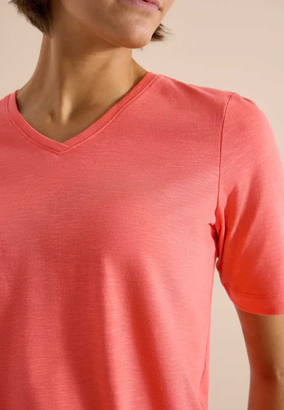 Basic T-Shirt mit Kurzarm und V-Neck