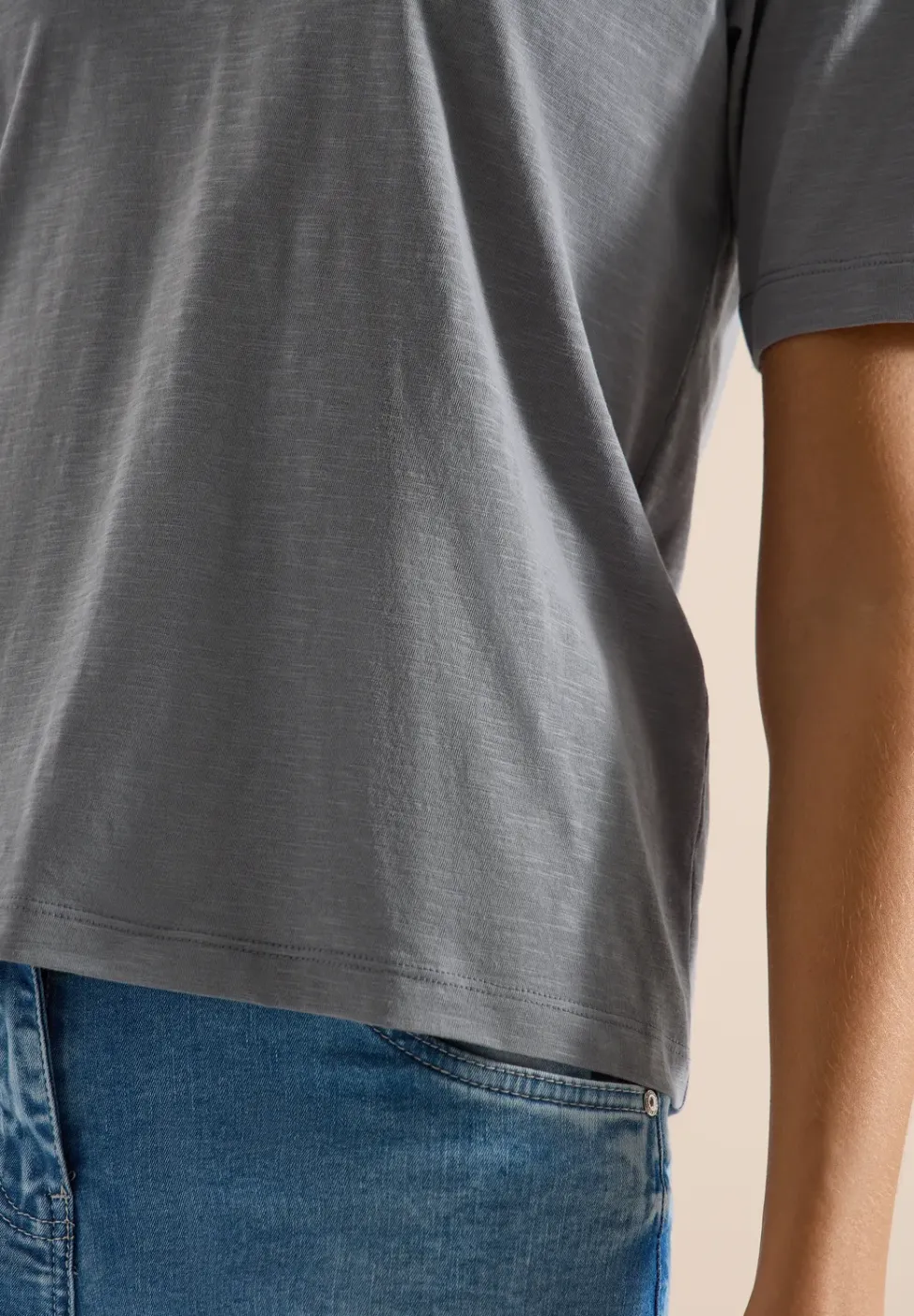 Basic T-Shirt mit Kurzarm und V-Neck