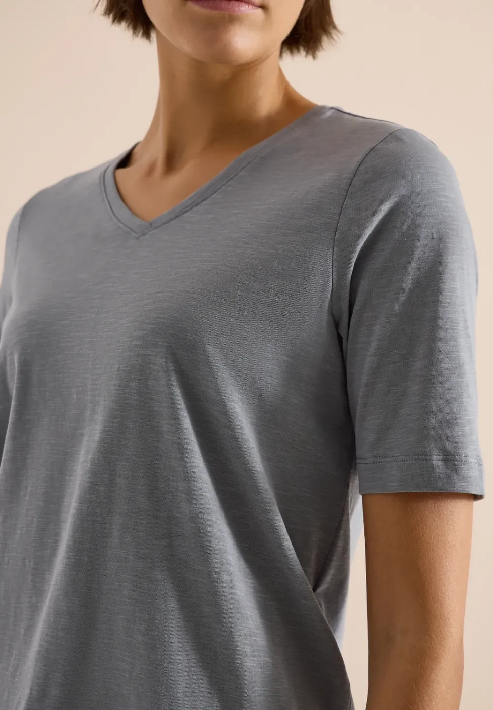 Basic T-Shirt mit Kurzarm und V-Neck