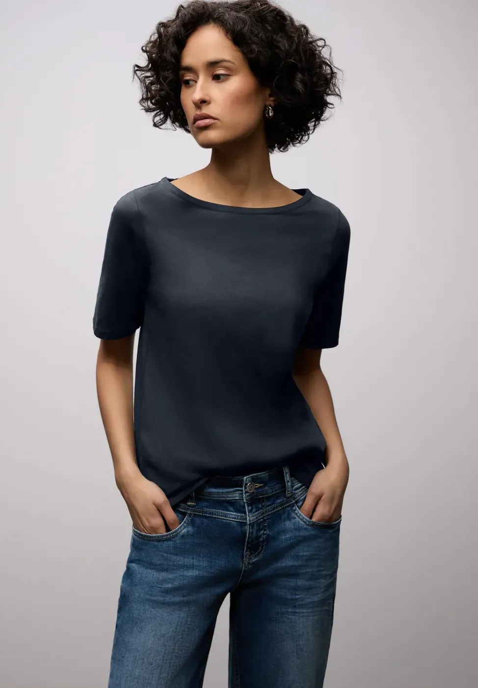 Basic T-Shirt mit U-Boot-Ausschnitt