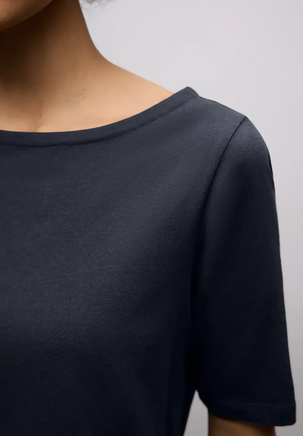 Basic T-Shirt mit U-Boot-Ausschnitt