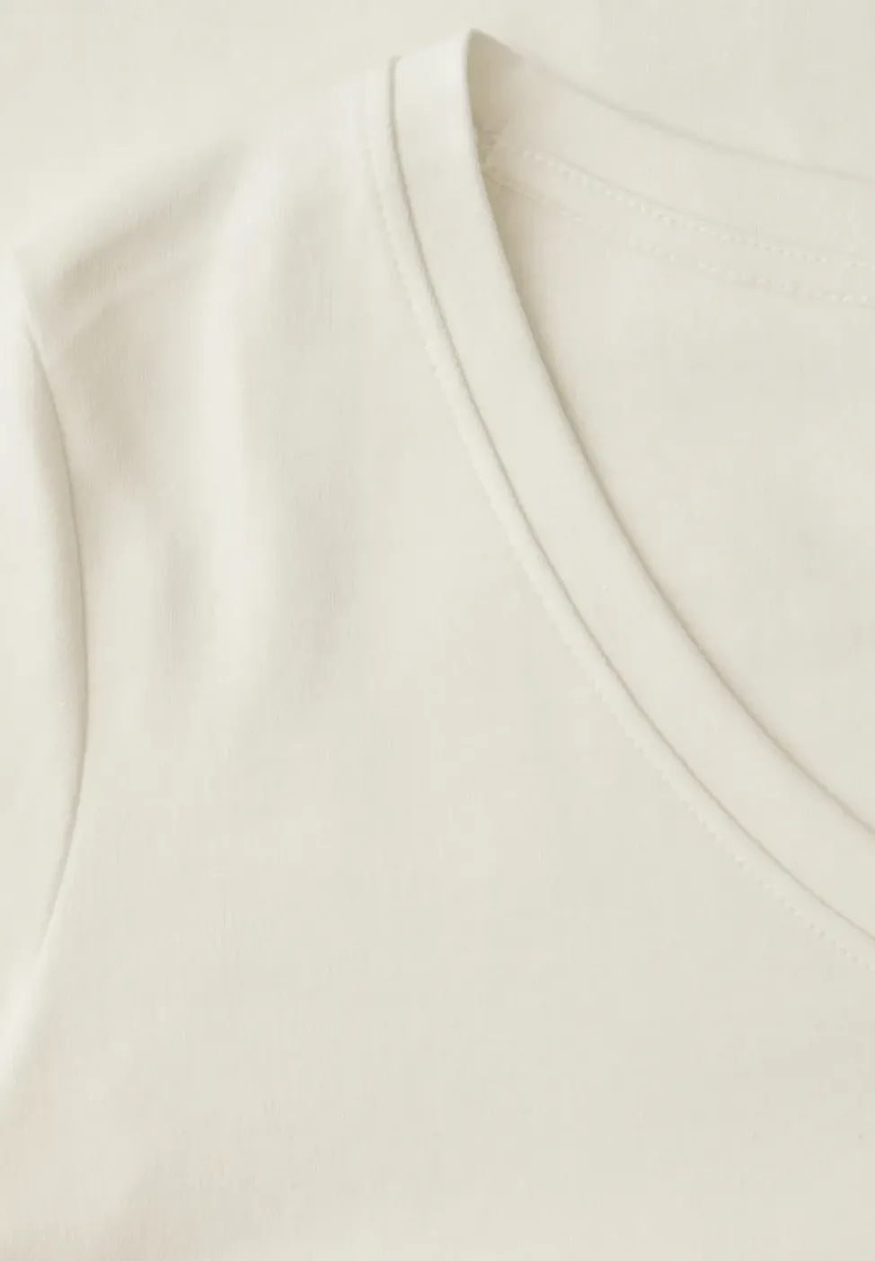 Basic T-Shirt mit V-Neck in Unifarbe