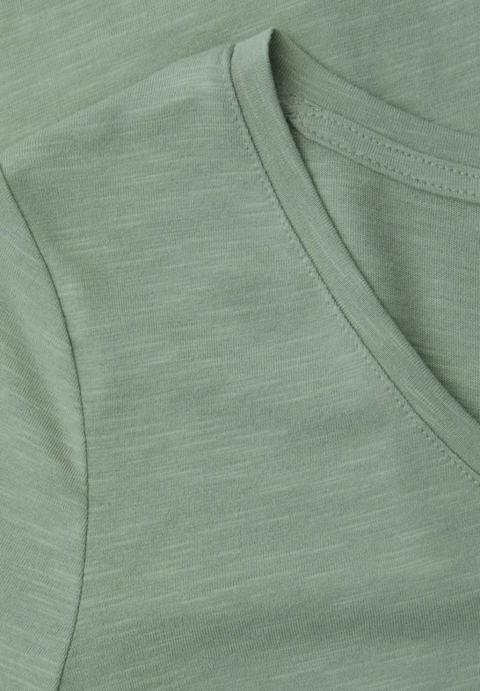 Basic T-Shirt mit V-Neck in Unifarbe