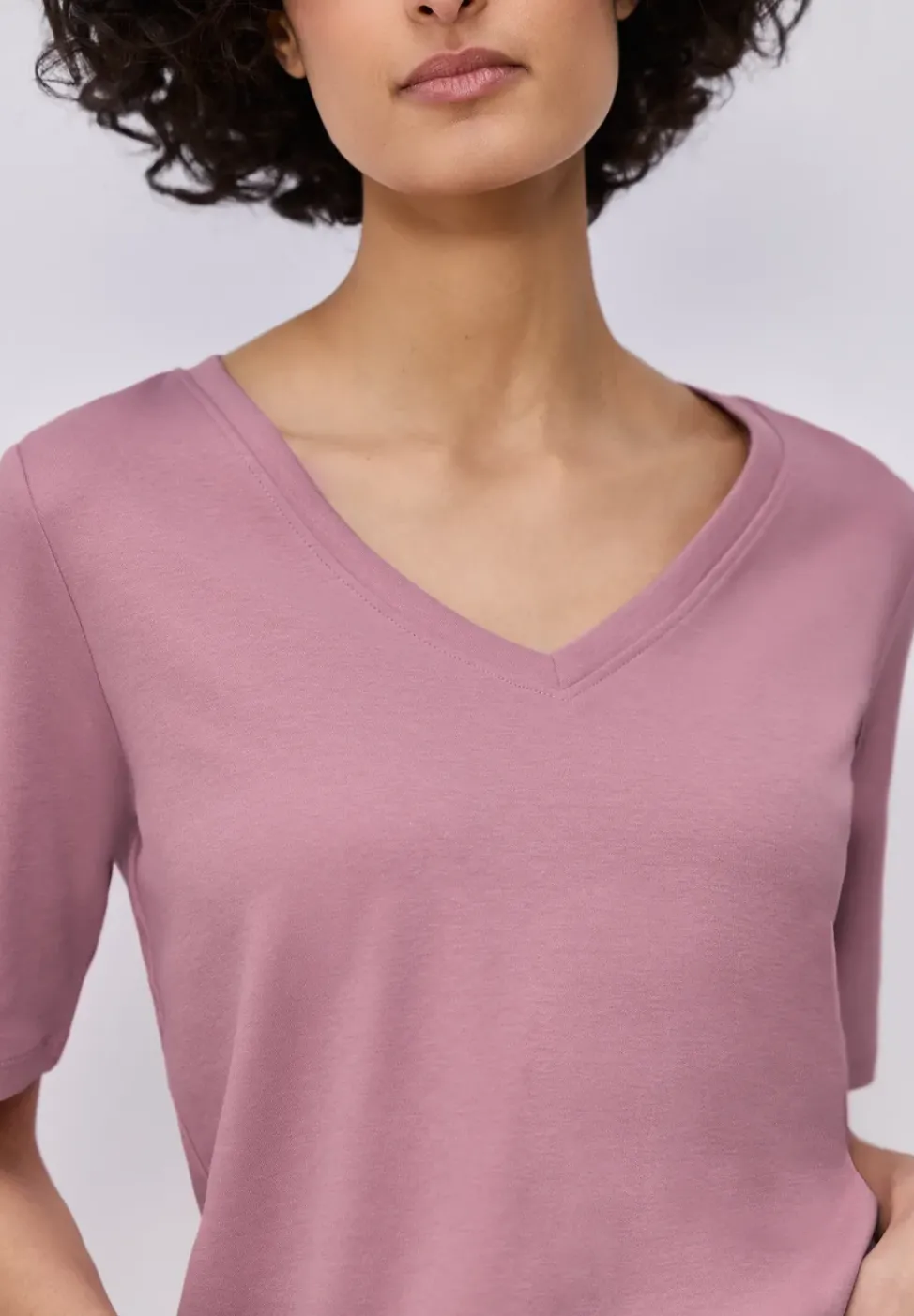 Basic T-Shirt mit V-Neck in Unifarbe